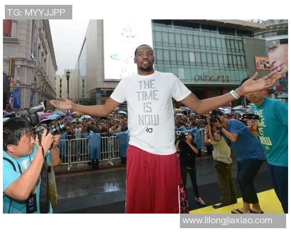 杨明足球明星签名限量版足球在拼多多热销，球迷必备收藏品